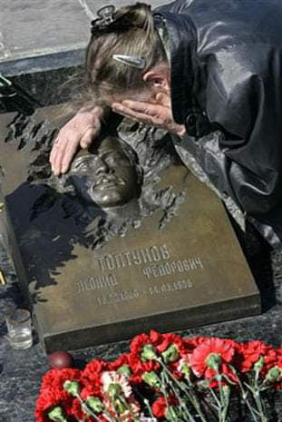 Matka Leonida Toptunova pláče nad hrobem syna (2006)